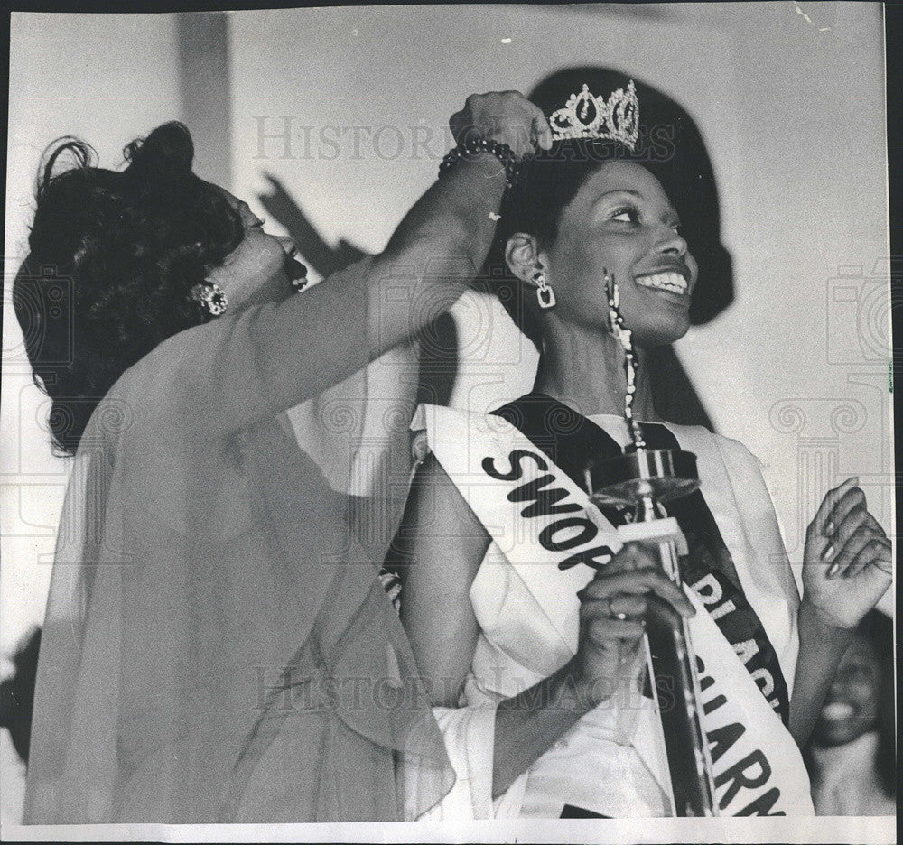 1977 Press Photo Miss Black Chicago Belinda Livingston Darlene Williams - Historic Images