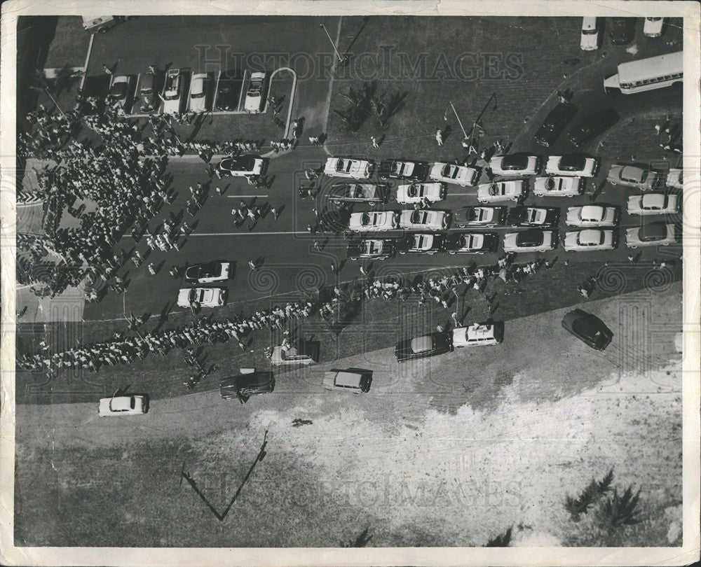 Press Photo Bottleneck of cars and people - Historic Images