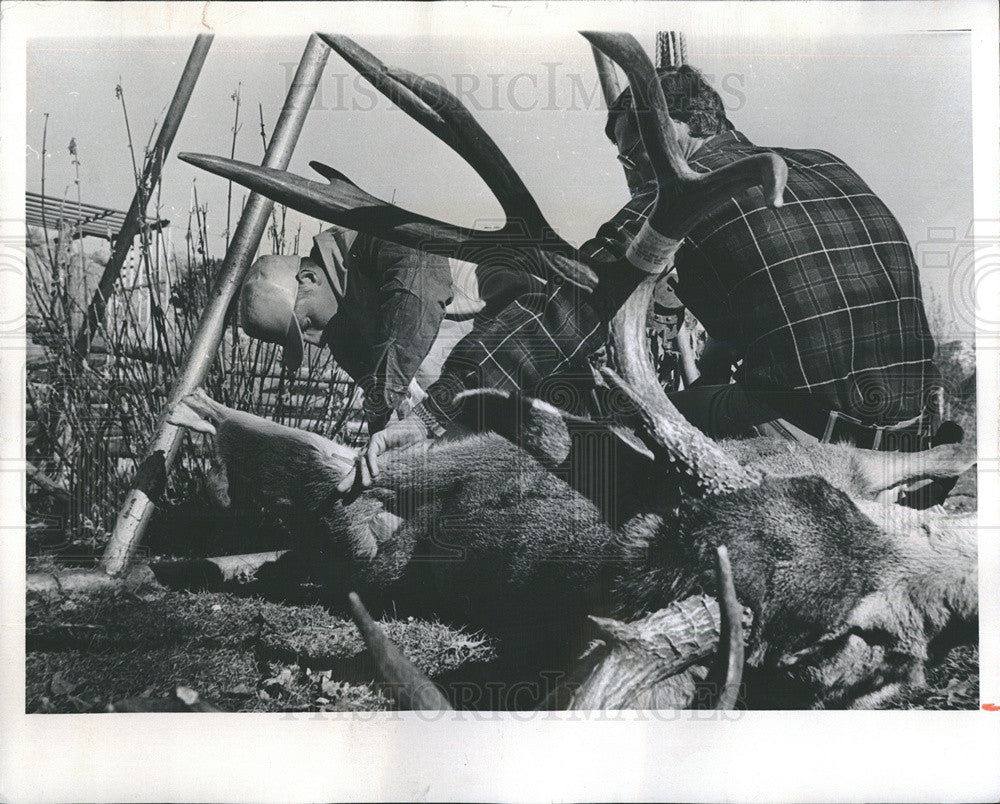 1972 Press Photo Leon Moore and Glenn Smaak with buck they shot - Historic Images