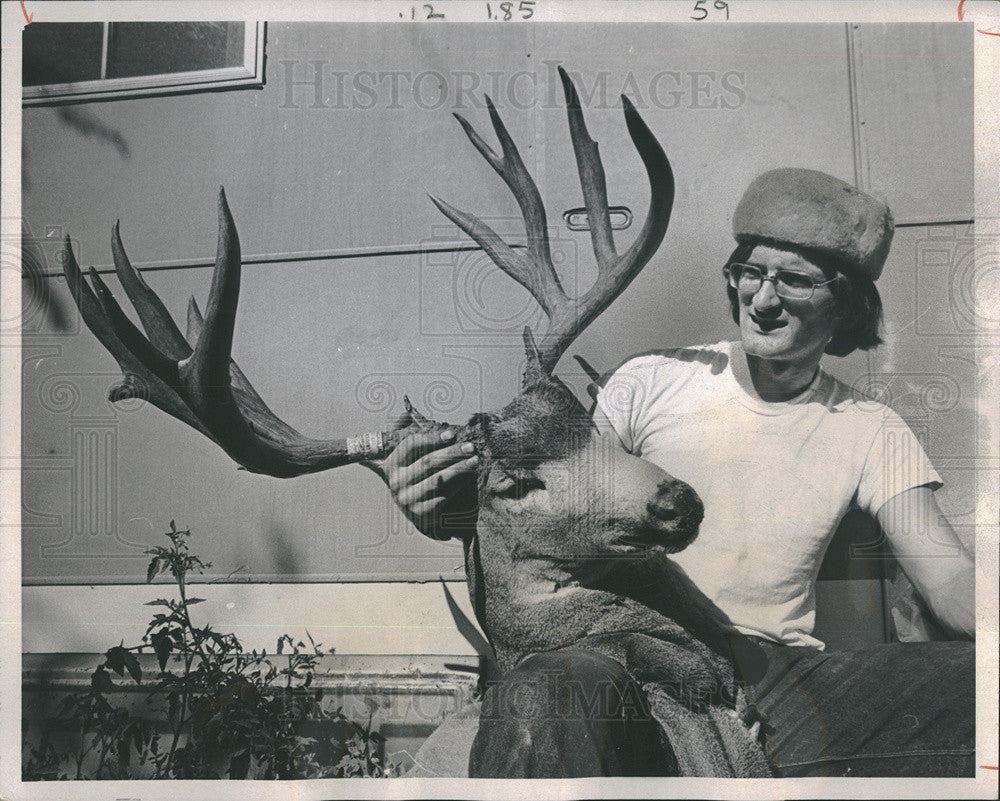 1972 Press Photo Art Proppe and mule deer he hunted in Colo - Historic Images