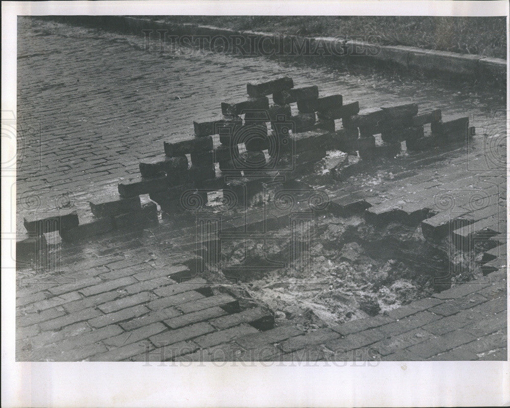 1965 Press Photo 23rd Ave. NE Cave in- design of bricks - Historic Images