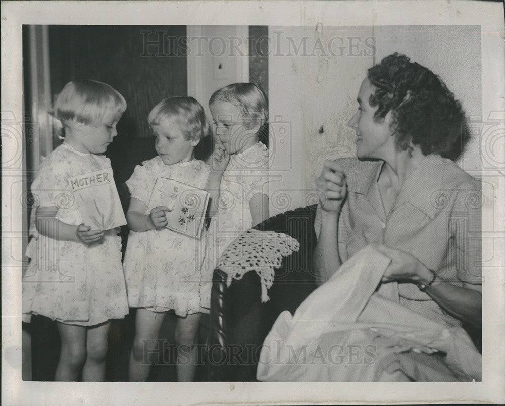 1946 Press Photo Audrey,Elaine &amp; Lorraine triplet girls with mom Mrs Wesley Voss - Historic Images