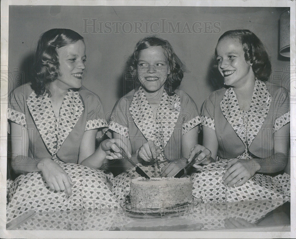 1965 Press Photo Lorraine Elaine Audrey Voss Triplets 15th Birthday - Historic Images