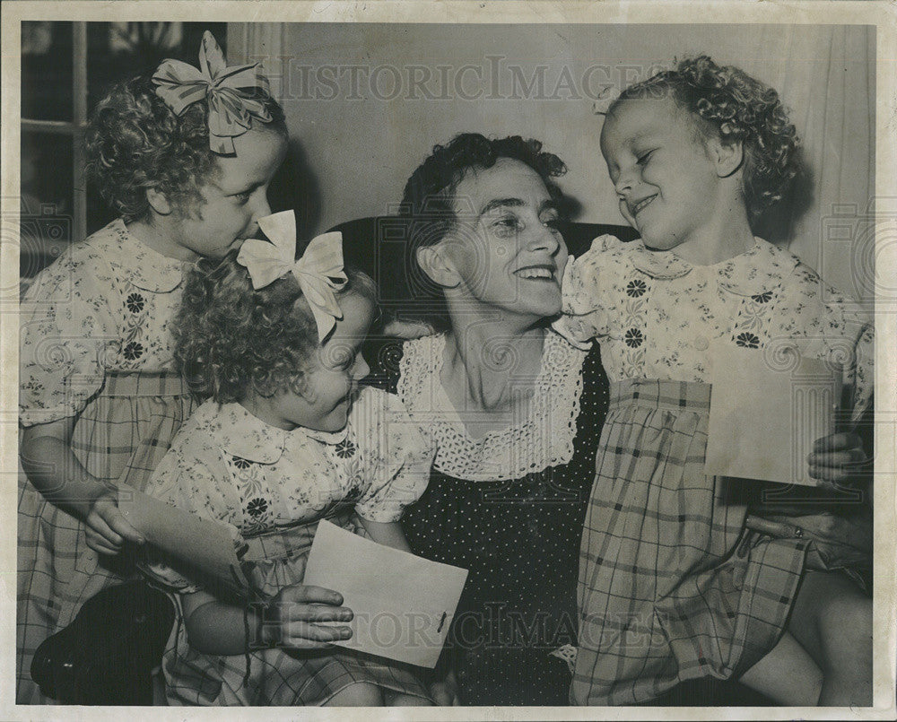 1947 Press Photo Lorraine Elaine Audrey Voss Triplets Mother - Historic Images