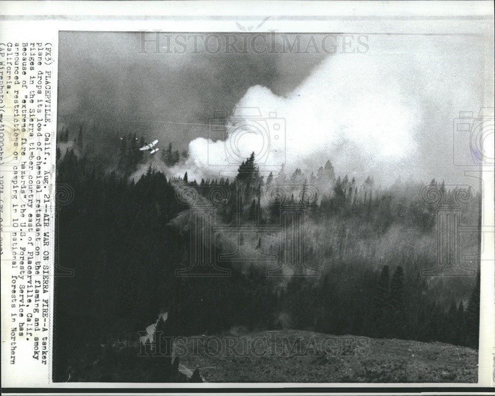 1973 Press Photo Tanker Plane Drops Fire Retardant Sierra Timber Country - Historic Images