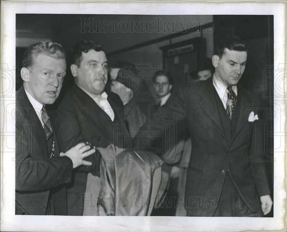 1941 Press Photo John Kdwalchuck Ford Motor Company Theft Suspect FBI Agents - Historic Images