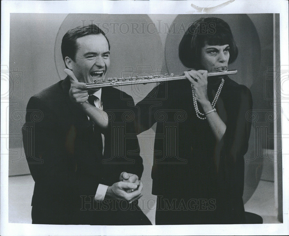 1966 Press Photo Comedian singer Kaye ballardon the Mike Douglas show - Historic Images