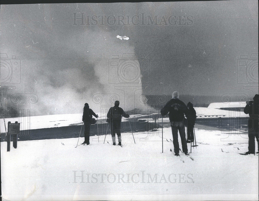 1973 Press Photo Old faithful erupts at Yellowstone National Park - Historic Images