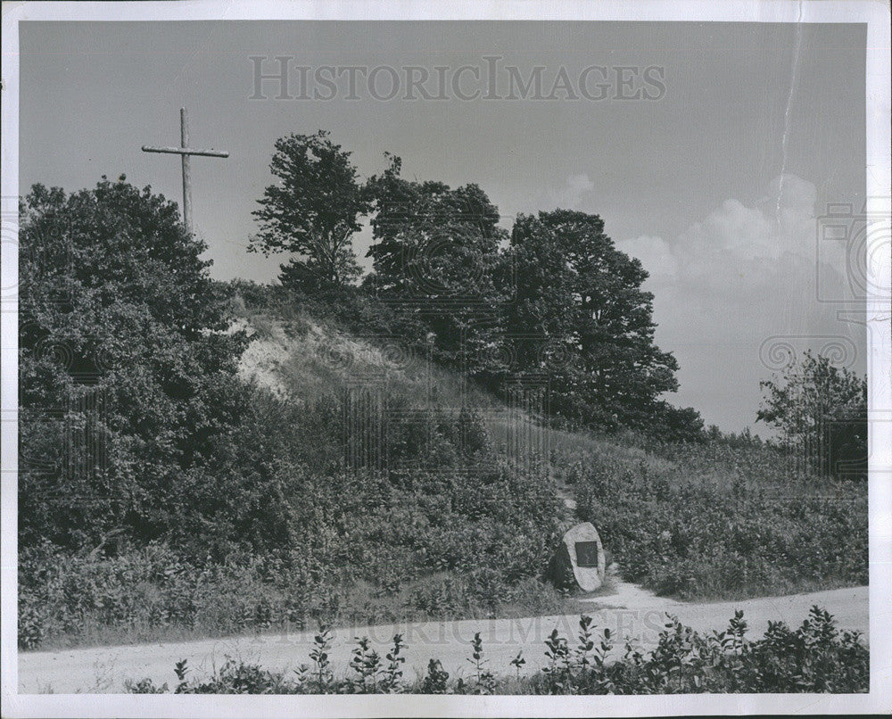 1950 Press Photo Monument at site pere Jaques Marquette died in 1675 - Historic Images