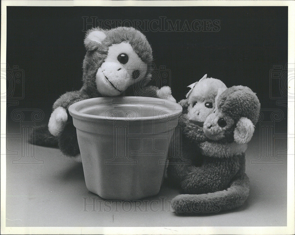 1981 Press Photo Stuffed Monkeys Clay Baking Pott - Historic Images