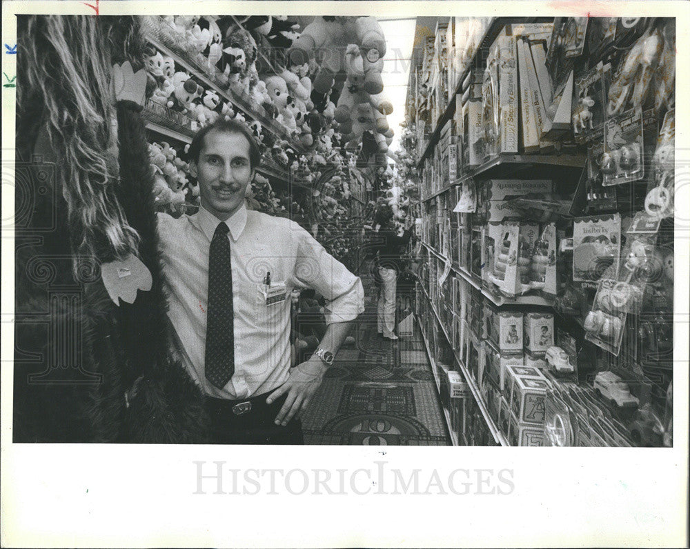 1982 Press Photo Ed Vickland Manager Circus World Toys Brickyard Shopping Center - Historic Images