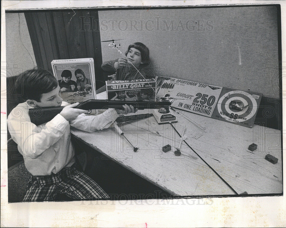 1976 Press Photo Girl With Unsafe Vertibird Boy With Unsafe Rifle - Historic Images