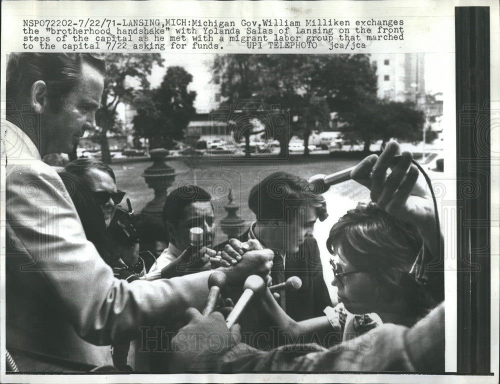 1971 Press Photo MI Gov WM Milliken With Tolanda Solas Of Lansing Picketing - Historic Images