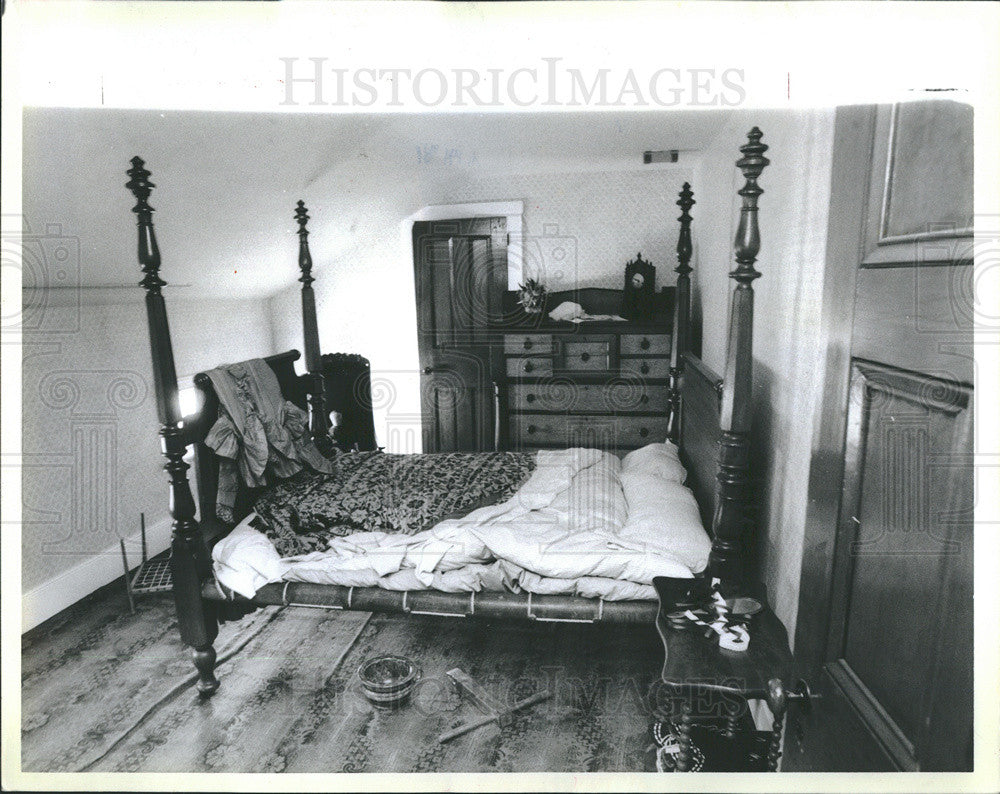 1987 Press Photo Lauren Kaminsky curator Clarke House unmade bed girl&#39;s room - Historic Images