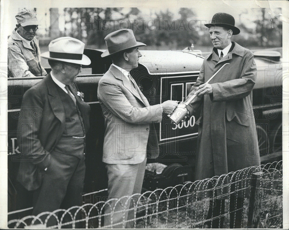 1932 Press Photo W. Soripps presented with a shiny oil can - Historic Images