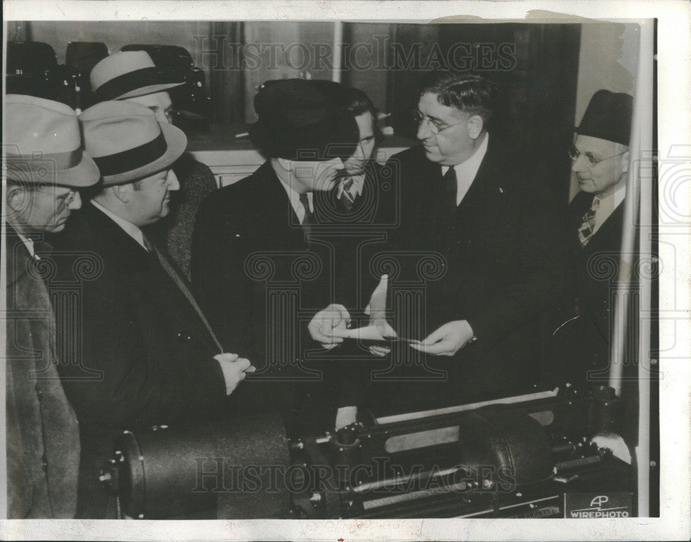 1935 Press Photo Des Moines, Iowa Police Chief, Henry Alber Identifies Suspect - Historic Images