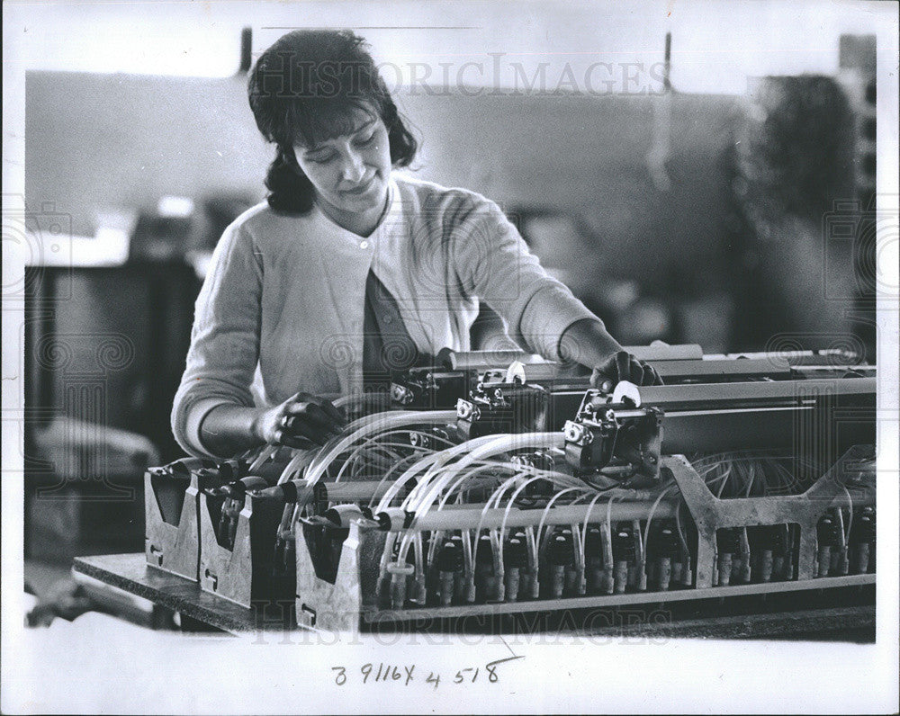 1965 Press Photo Shirley barrett asmbles instruments - Historic Images