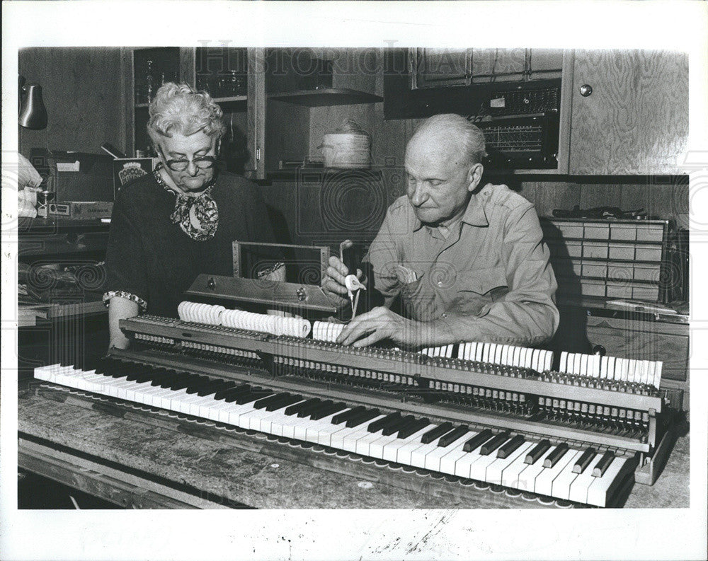 1984 Press Photo Stanley &amp; Helen Oliver repair pianos - Historic Images