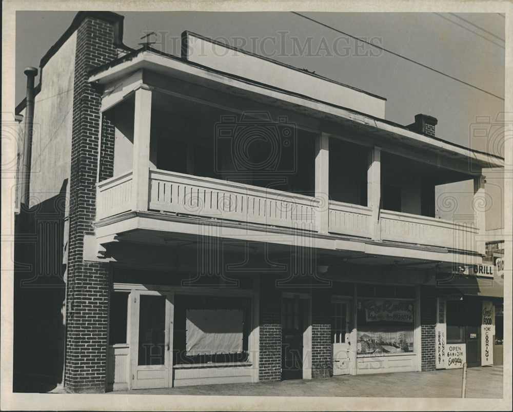 1965 Press Photo Brown&#39;s Rooming House is closing its doors due to no licences - Historic Images