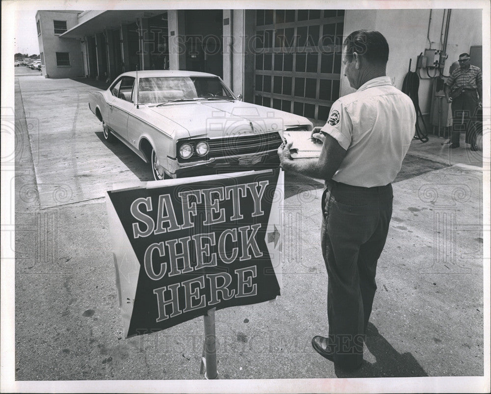 1965 Press Photo Auto Safety inspection at main post office by Will Ziegler - Historic Images