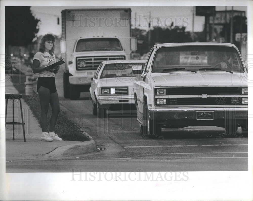 1986 Press Photo AAA Motor Club Conducting 4 Hour Seat Belt Observational Survey - Historic Images