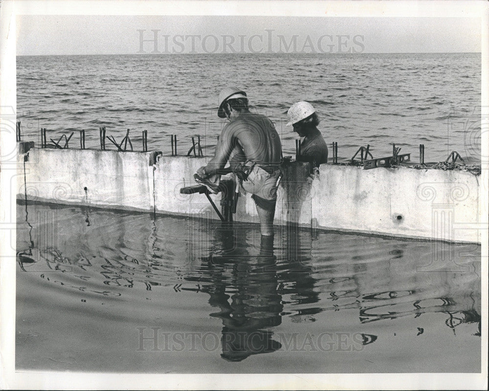 1976 Press Photo Men building Seawall along Sunshine Skyway Bridge - Historic Images