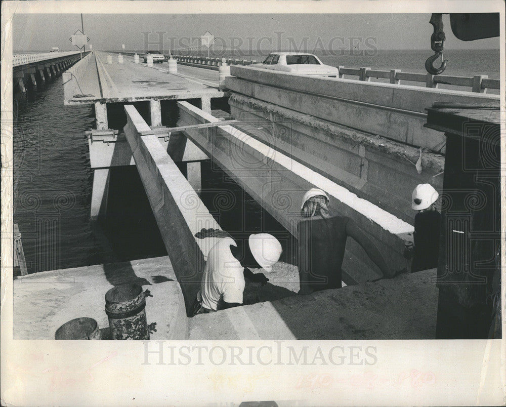 1972 Press Photo Maintenance work on Sunshine Skyway Bridge - Historic Images