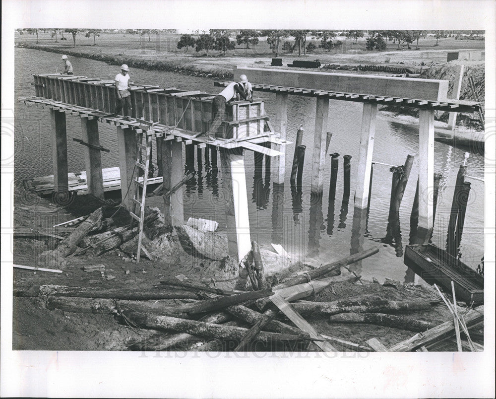 1964 Press Photo Building the Frenchman&#39;s Creek Bridge and pouring in cement - Historic Images