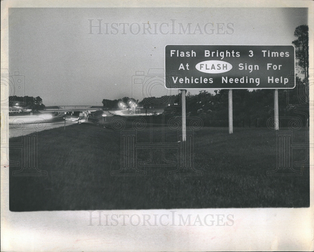 1969 Press Photo Signs to Help Drivers, Flash System - Historic Images