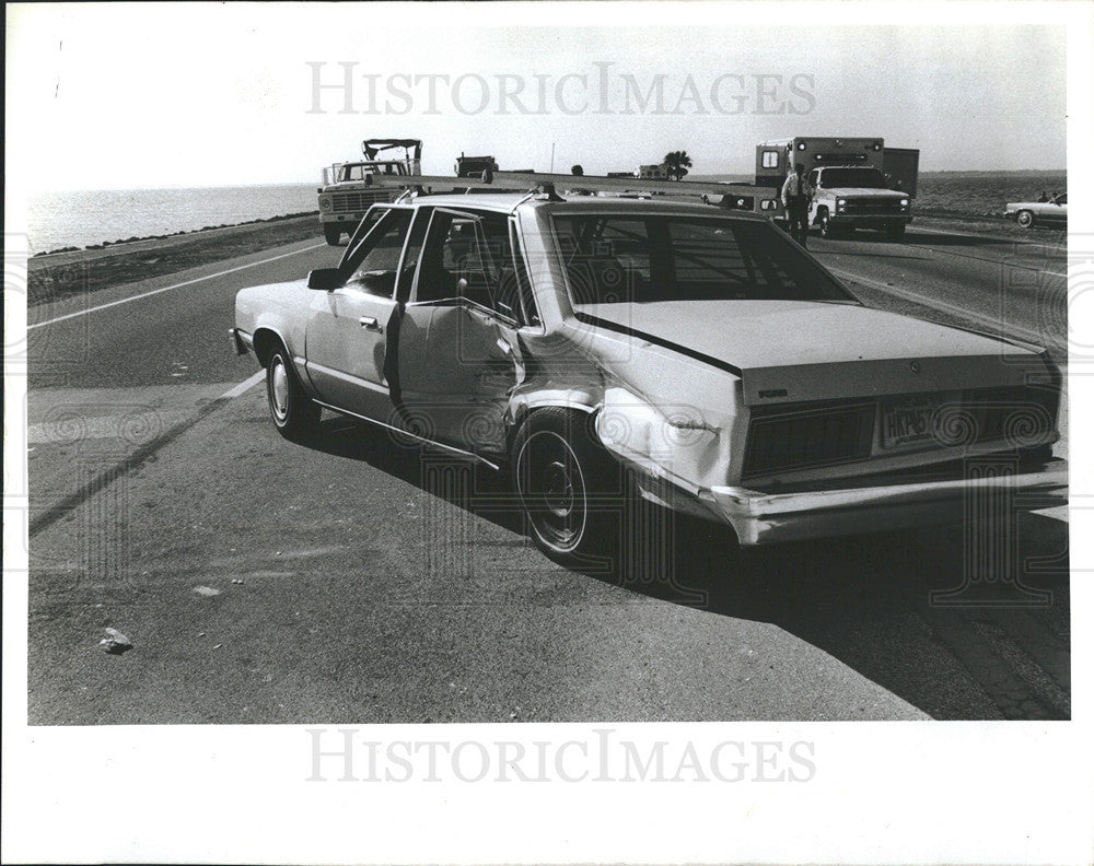 1985 Press Photo Ford Blocks Highway After Collision with a Chevrolet - Historic Images