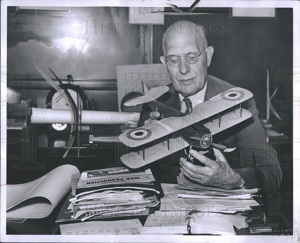 1957 Press Photo Charles Kettering desk war Production work - Historic Images