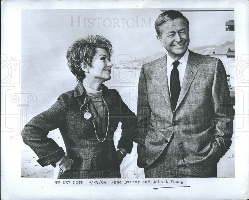 1969 Press Photo Actors Anne Baxter and Robert Young - Historic Images