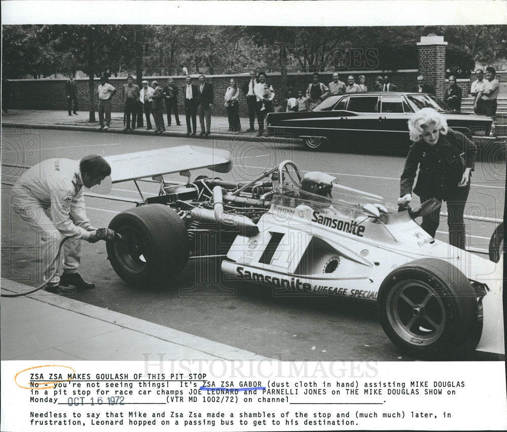 1972 Press Photo Zsa Zsa Gabor on the Pit Crew with &quot;The Mike Douglas Show&quot; - Historic Images