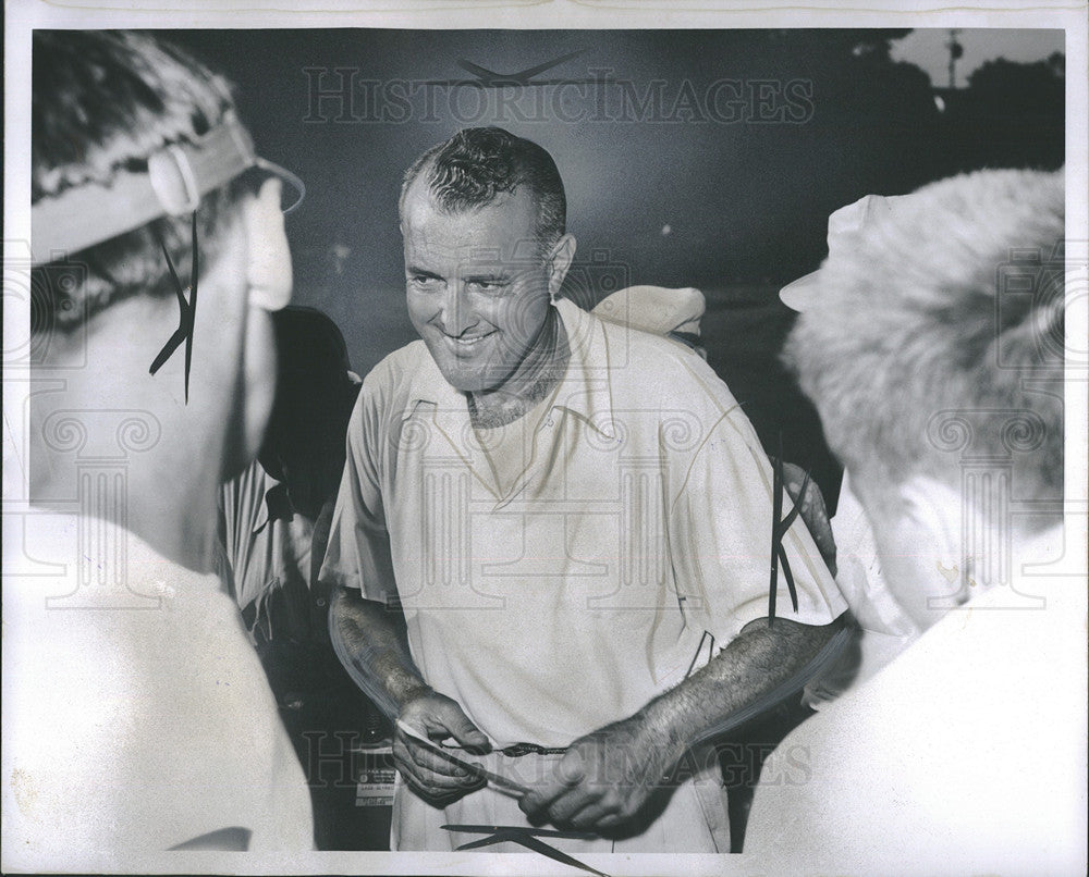 1953 Press Photo Vic Ghezzi Shooting a 66 to Take Lead - Historic Images