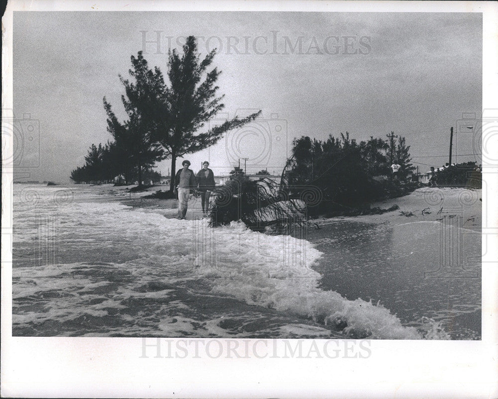 1975 Press Photo Sunset Beach Strollers after Hurricane Eloise - Historic Images