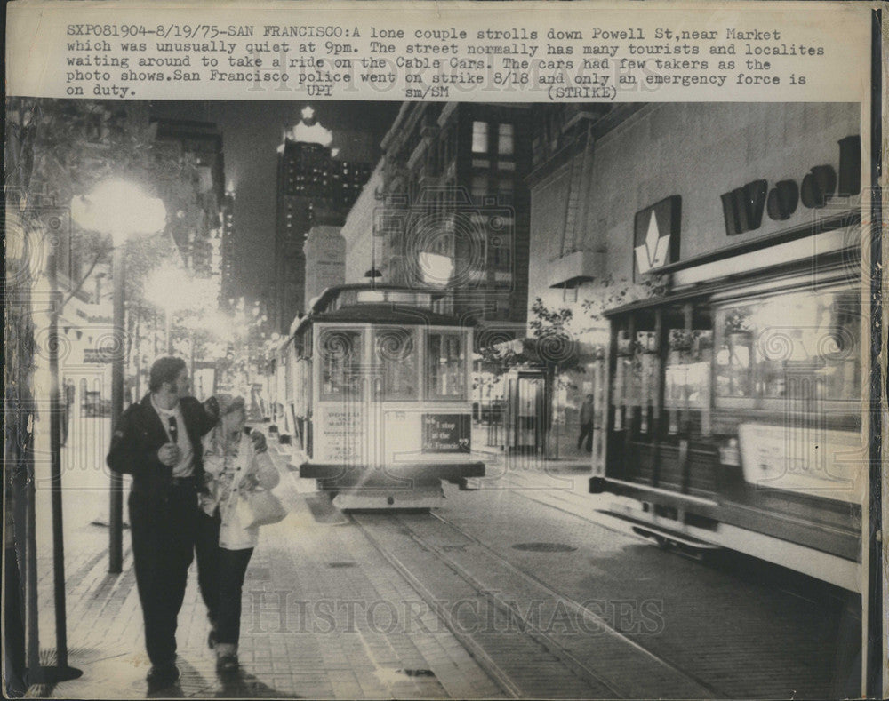 1975 Press Photo Couple Strolls Down an Unusually Quiet Powell Street - Historic Images