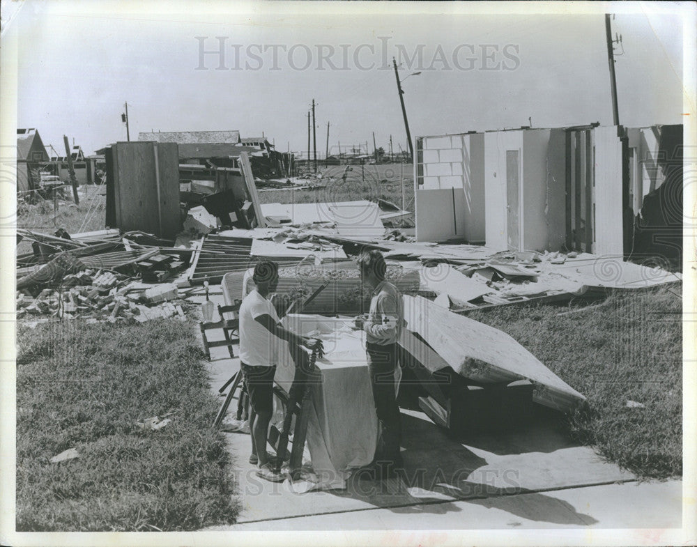 1970 Press Photo volunteer Donald Booker Hurricane Celia Red Cross help - Historic Images