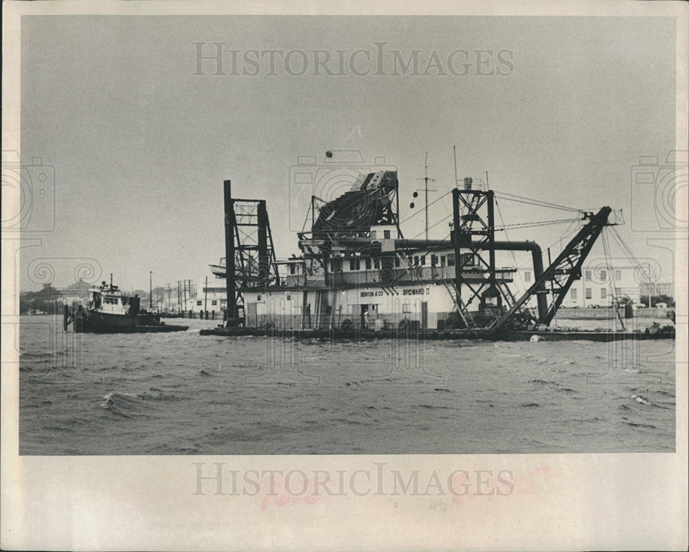 1966 Press Photo Barge towed Hillsboro Harbor Bayboro Harbor Refuge Hurricane - Historic Images