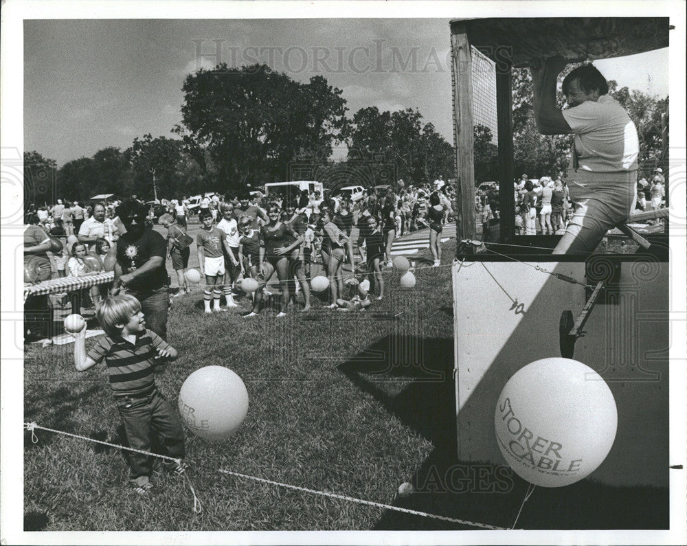 1983 Press Photo Pasco County Commissioner James Hollingsworth Dunk Tank Disney - Historic Images