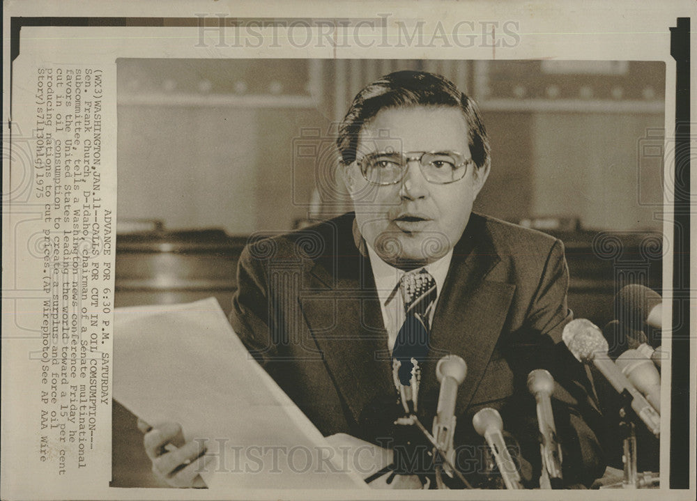 1975 Press Photo Sen Frank Church,Idaho,chairman of multinational subcommittee - Historic Images