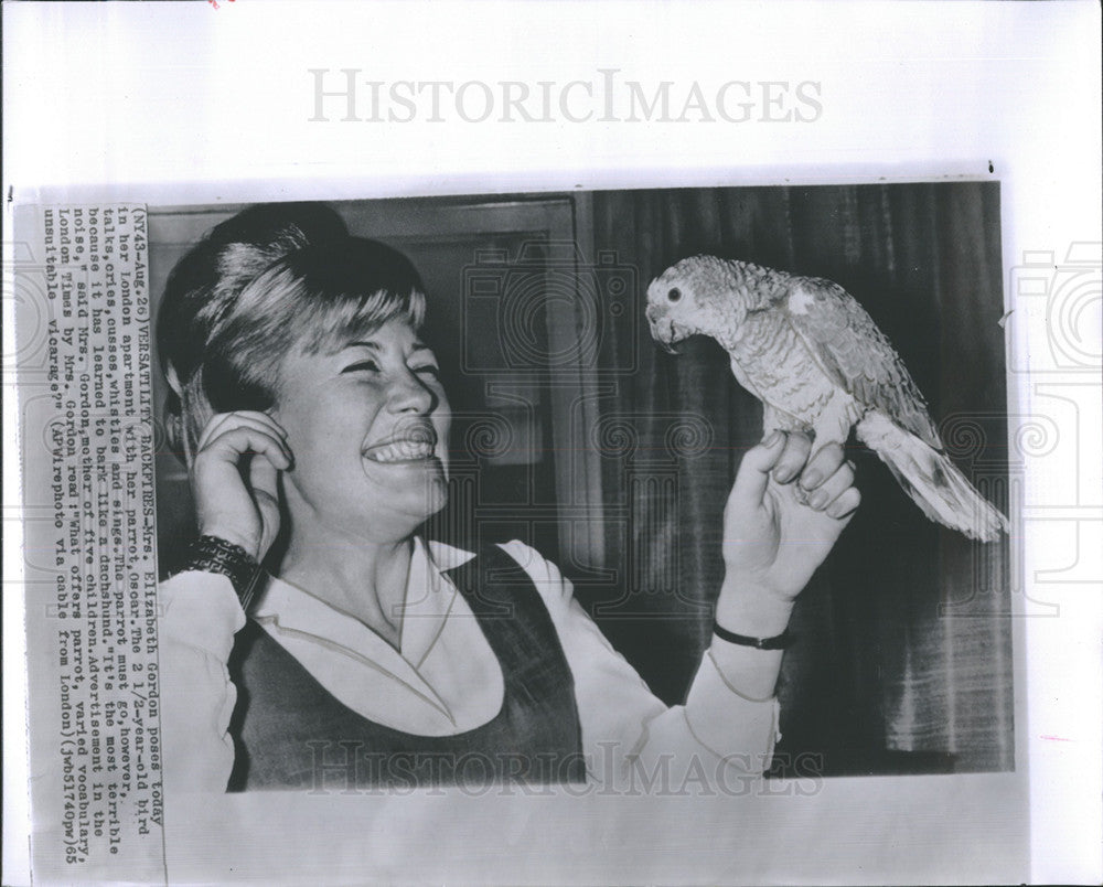 1965 Press Photo Elizabeth Gordon and parrot Oscar - Historic Images