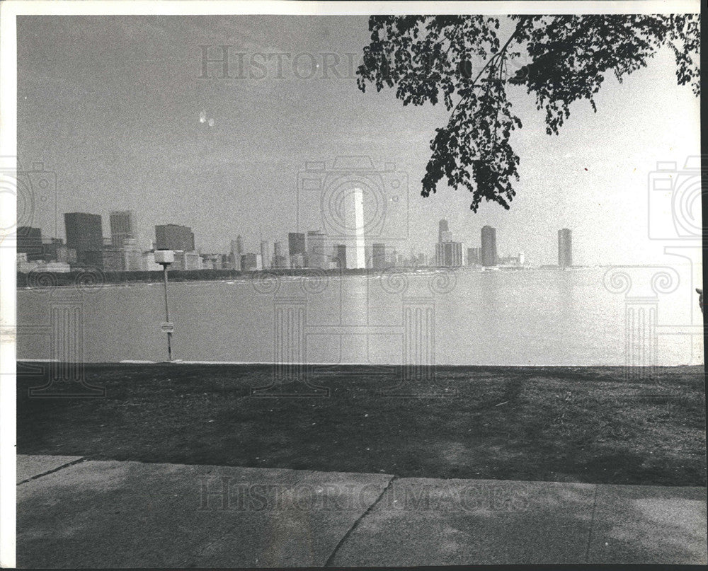 1977 Press Photo Chicago Illinois skyline Soldier Field lakefront - Historic Images