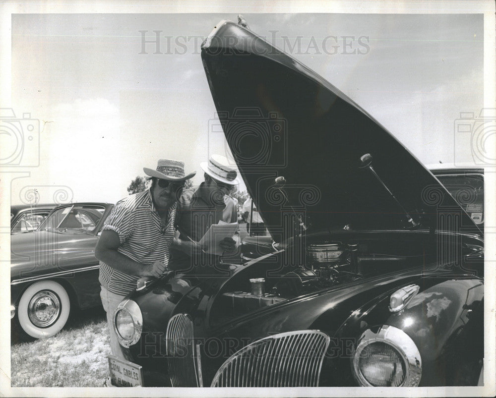 1972 Press Photo Jean Shephers and 1941 Lincoln Continental - Historic Images