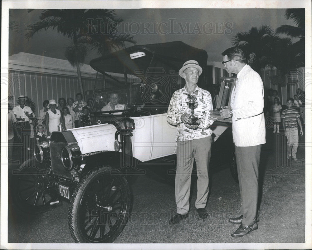 1971 Press Photo Bill Sigmund &quot;Best of Show&quot; from Bill Prentiss 1913 Model T - Historic Images