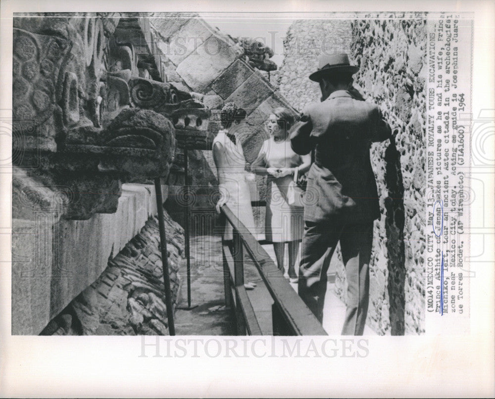 1964 Press Photo Prince Akihito and wife Michiko touring Aztec citadel in Mexico - Historic Images