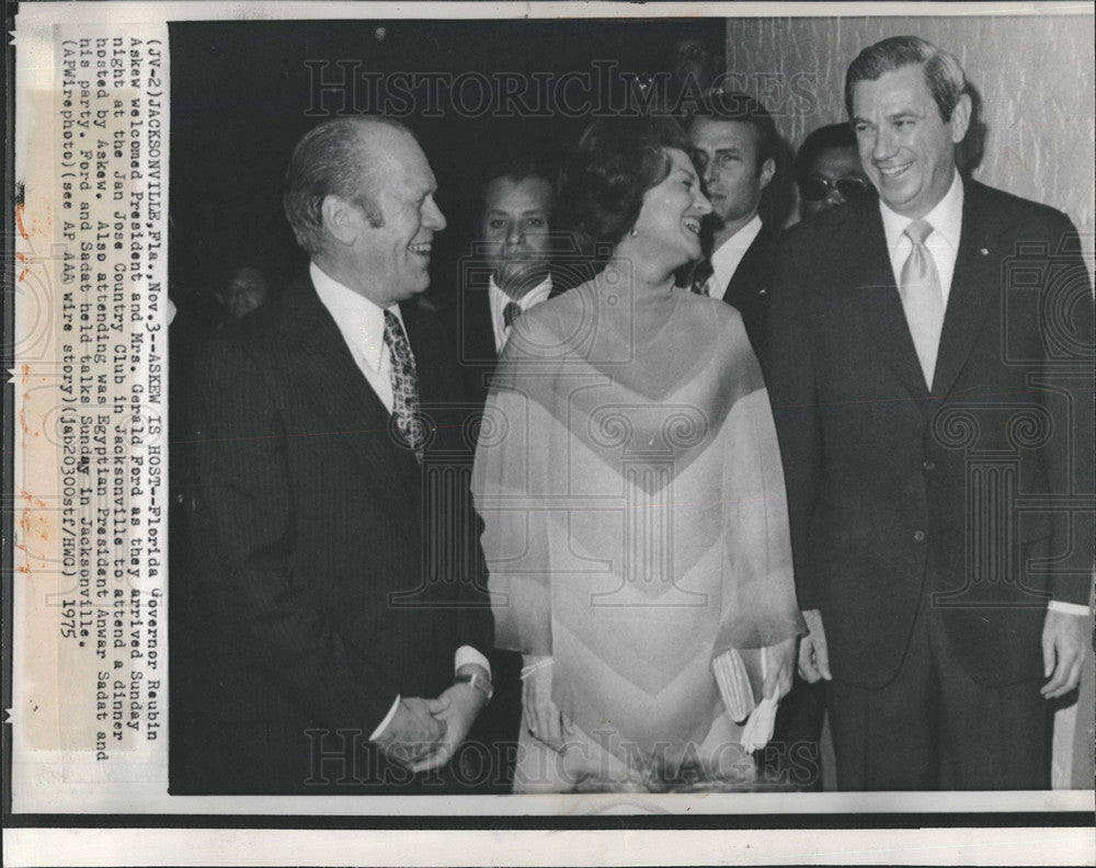 1975 Press Photo Fla Gov Reubin Askew welcomes Pres and Mrs Gerald Ford to party - Historic Images