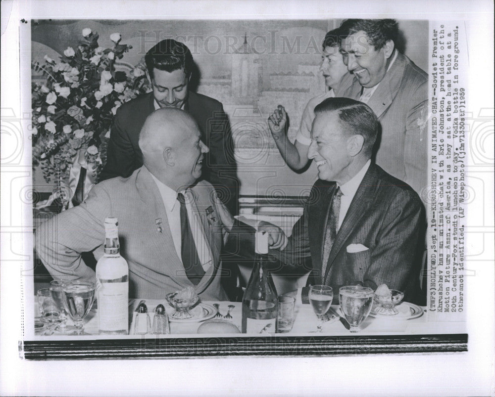 1959 Press Photo Soviet Premier Khrushchev talks with Eric Johnson - Historic Images