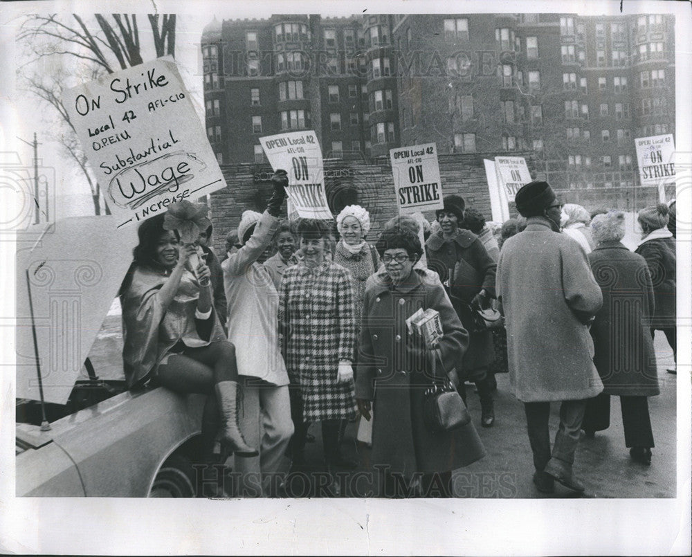 1971 Press Photo pickets Detroit strike Solidarity House secretarys - Historic Images