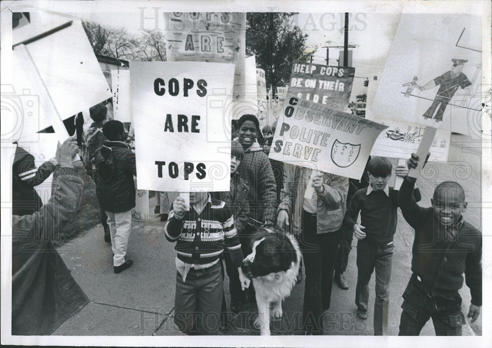 1973 Press Photo orphans picket for police St. Francis Home - Historic Images