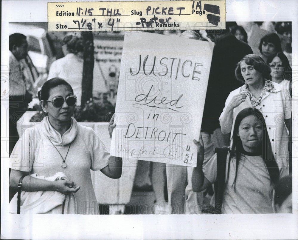 1977 Press Photo pickets Detroit - Historic Images